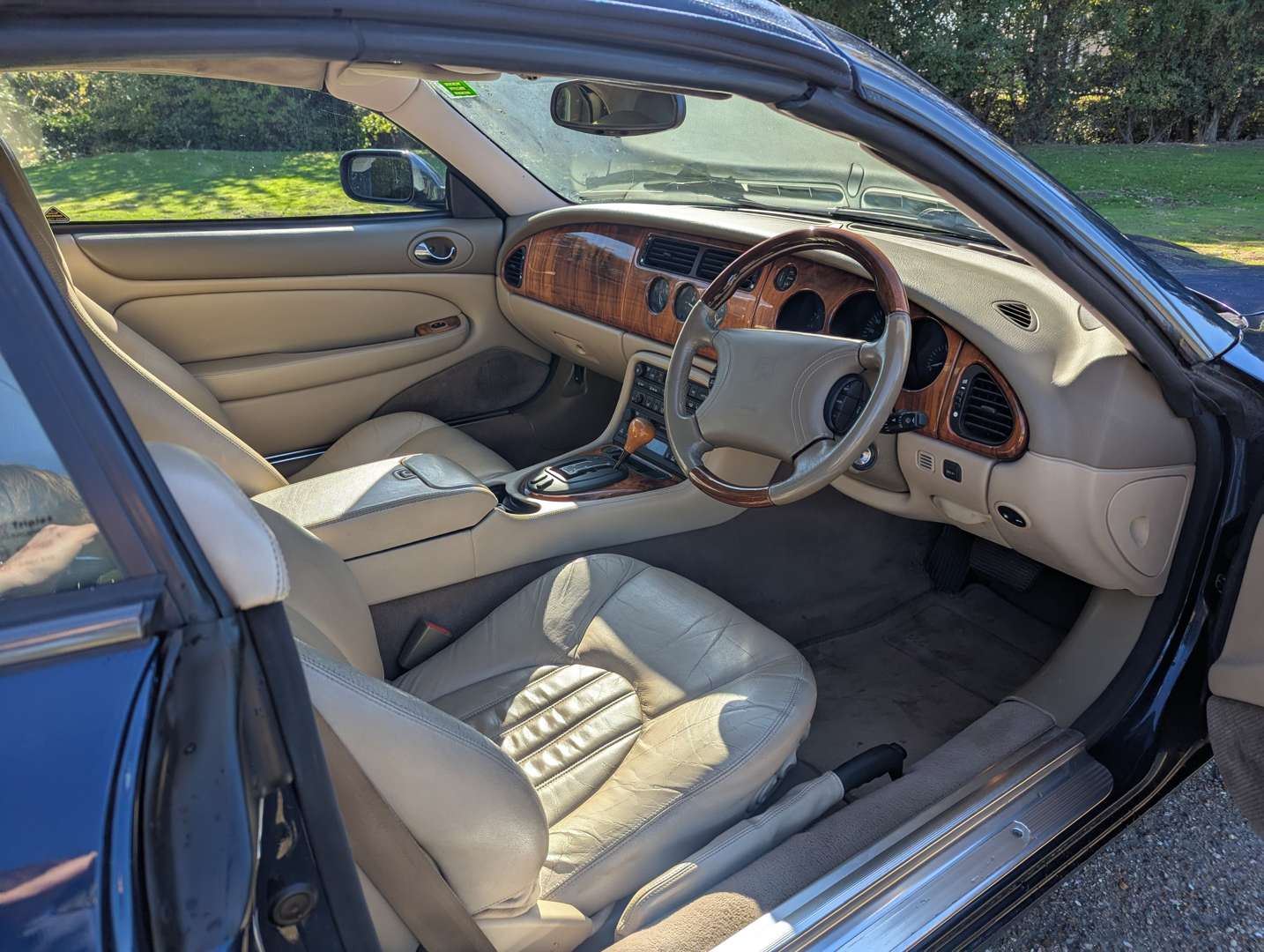 <p>1999 JAGUAR XKR 4.0 AUTO CONVERTIBLE</p>