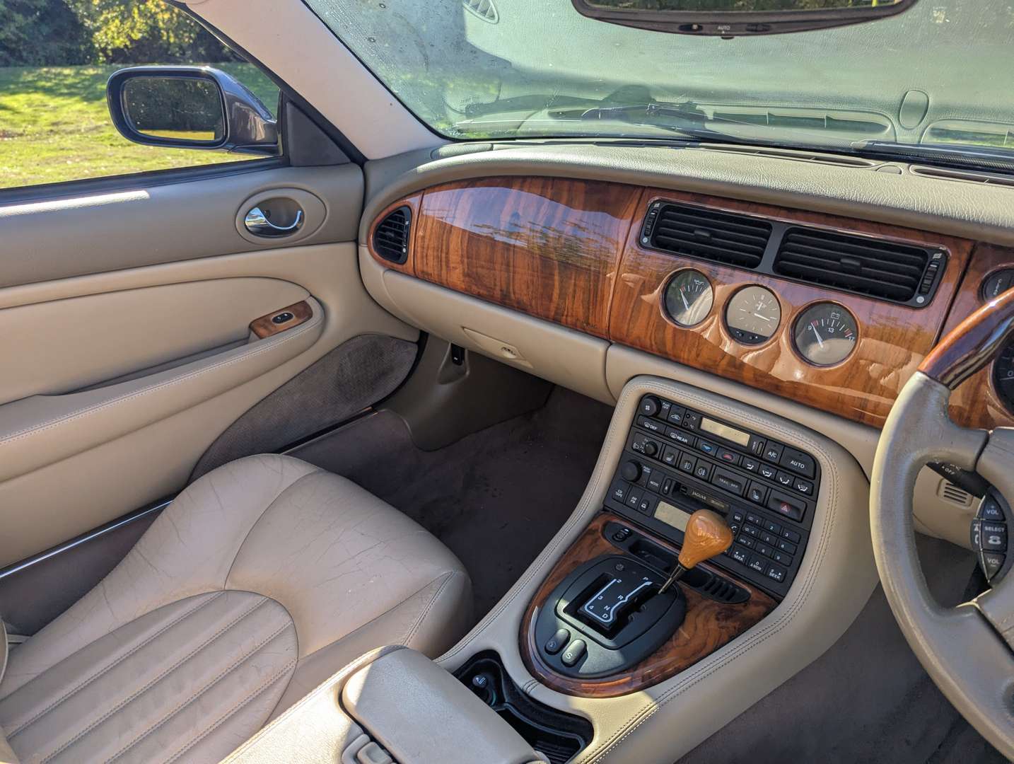 <p>1999 JAGUAR XKR 4.0 AUTO CONVERTIBLE</p>