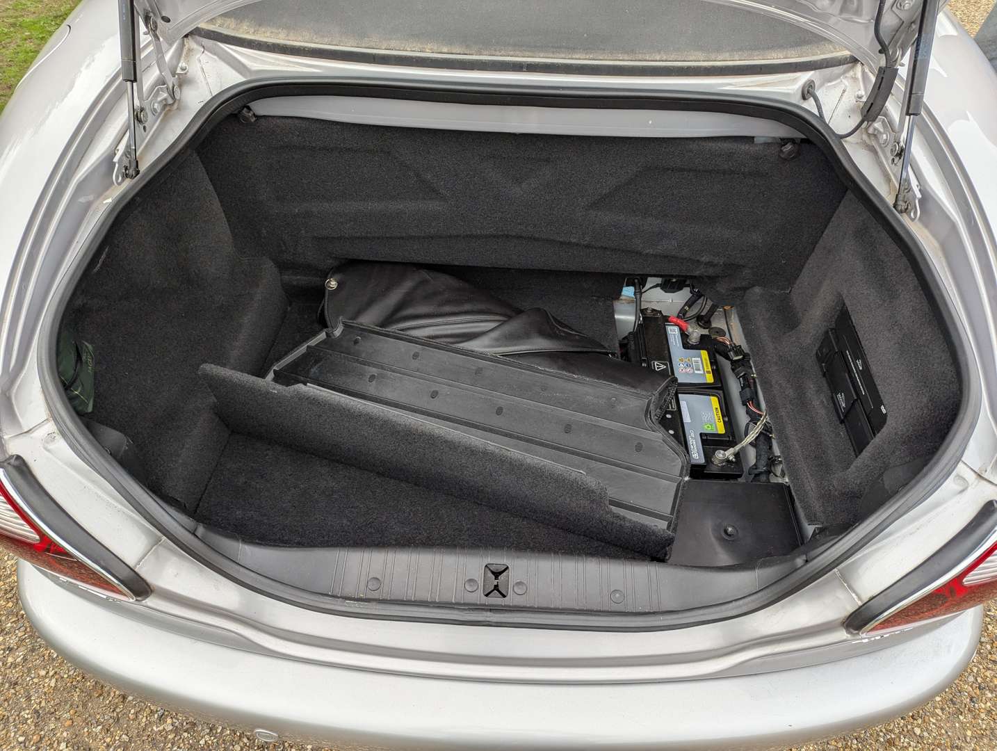 <p>2001 JAGUAR XK8 4.0 CONVERTIBLE AUTO</p>