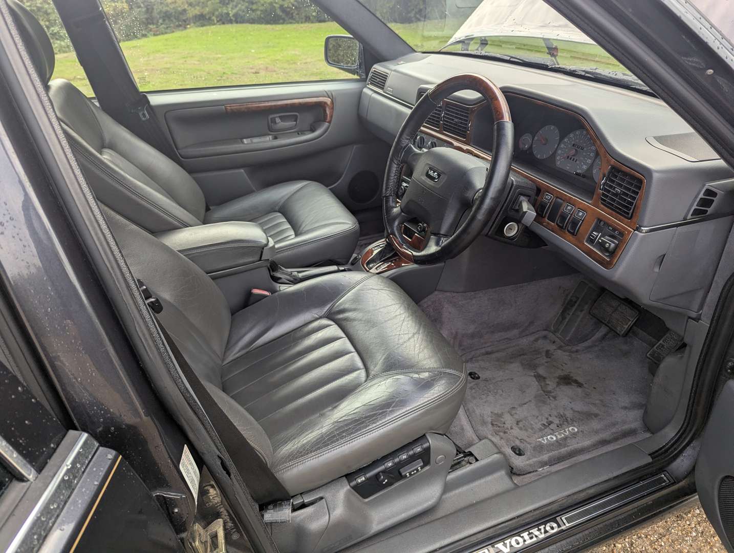 <p>1998 VOLVO S90 ROYAL LWB</p>