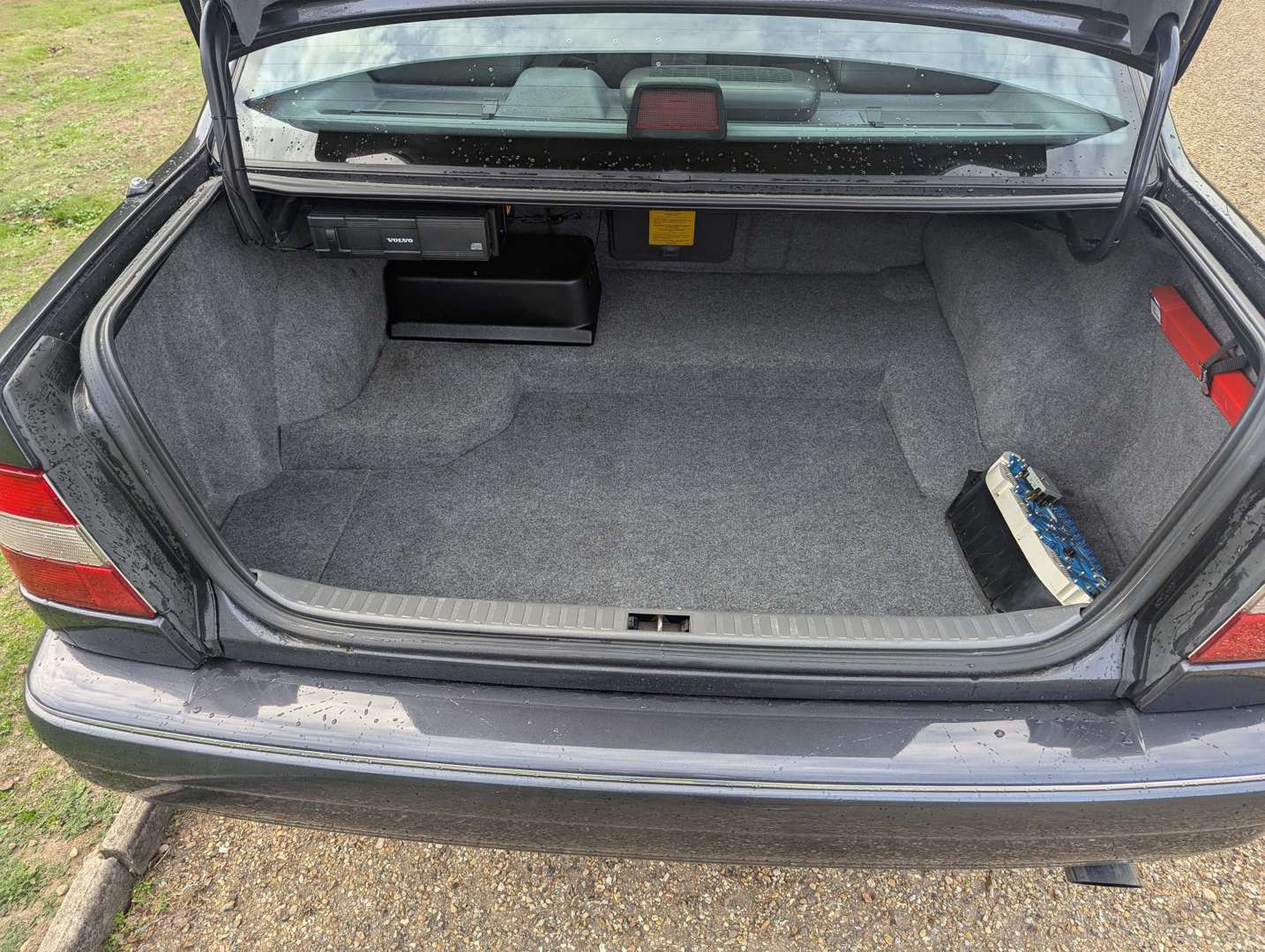 <p>1998 VOLVO S90 ROYAL LWB</p>