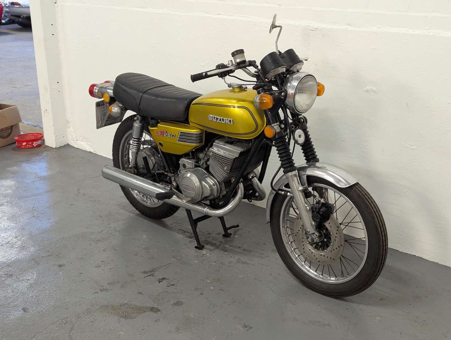 <p>1975 SUZUKI GT250</p>