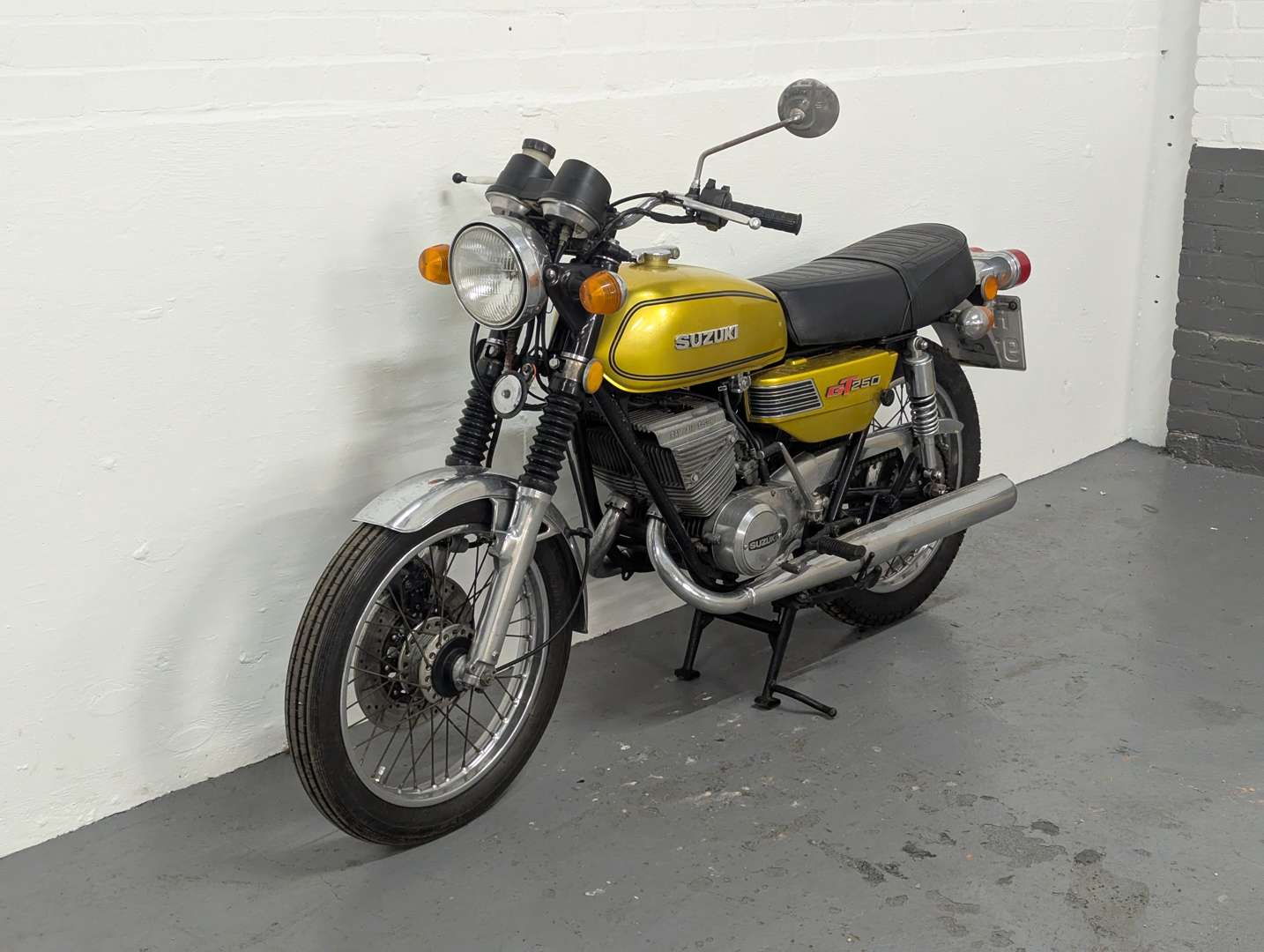 <p>1975 SUZUKI GT250</p>