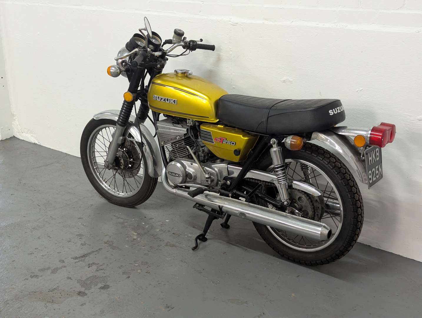 <p>1975 SUZUKI GT250</p>