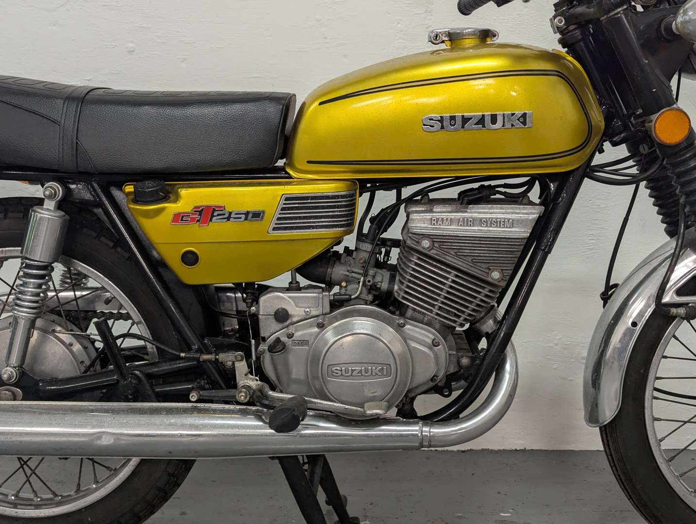 <p>1975 SUZUKI GT250</p>