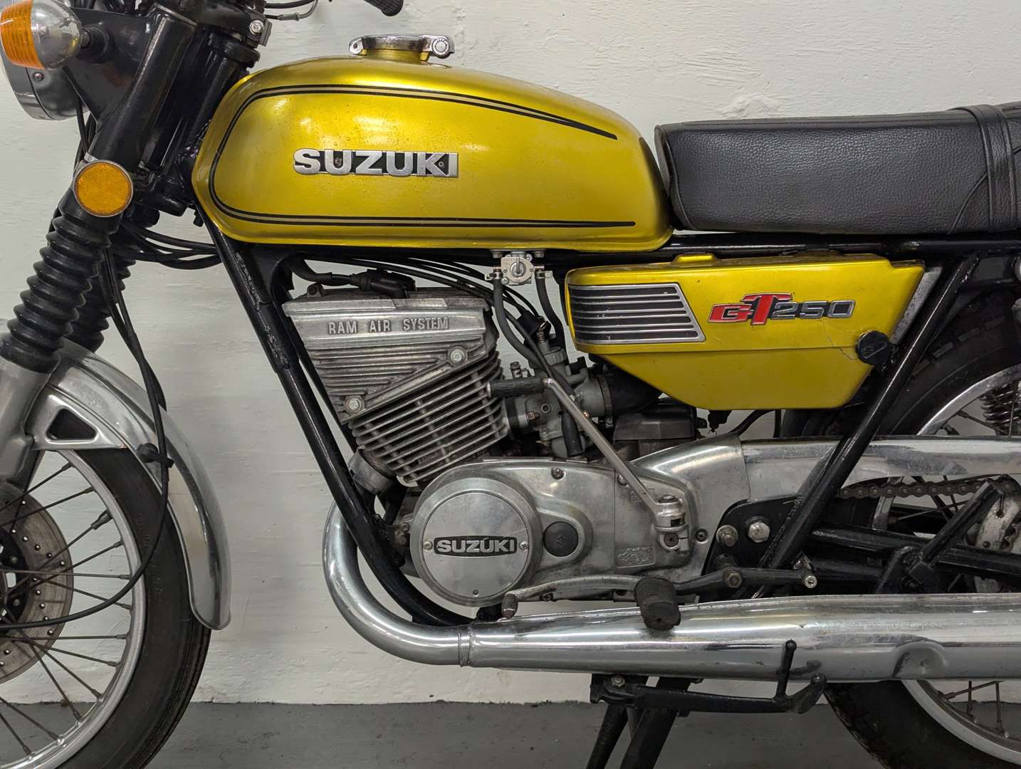 <p>1975 SUZUKI GT250</p>