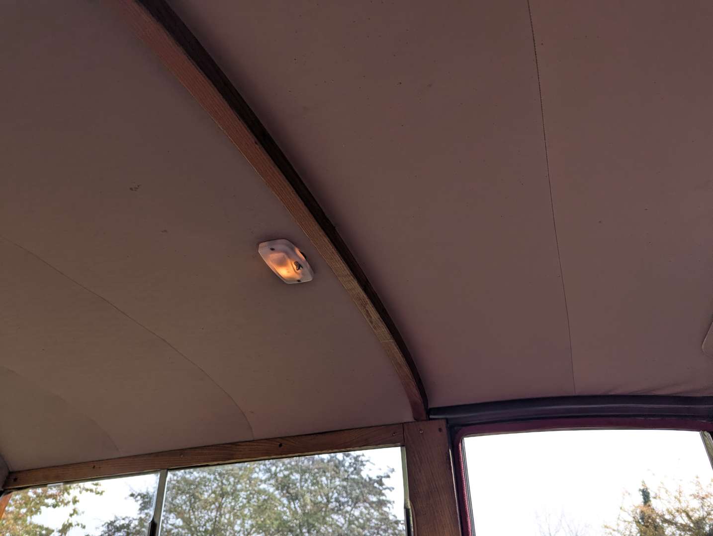 <p>1961 MORRIS MINOR 1000 TRAVELLER</p>