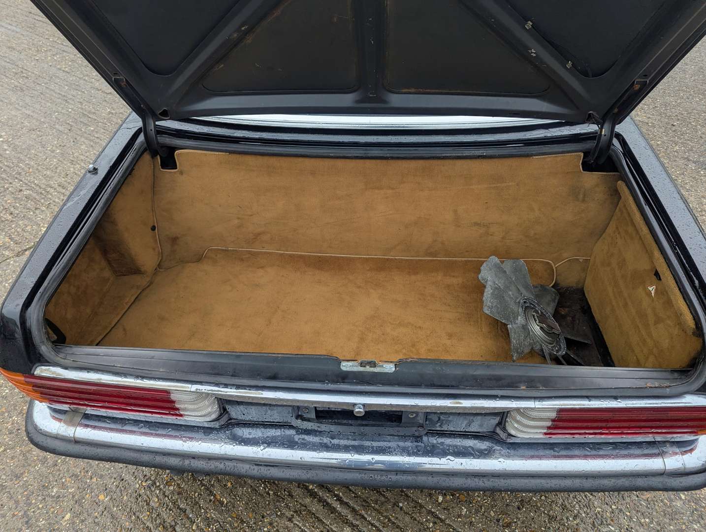 <p>1985 MERCEDES 380SL LHD</p>