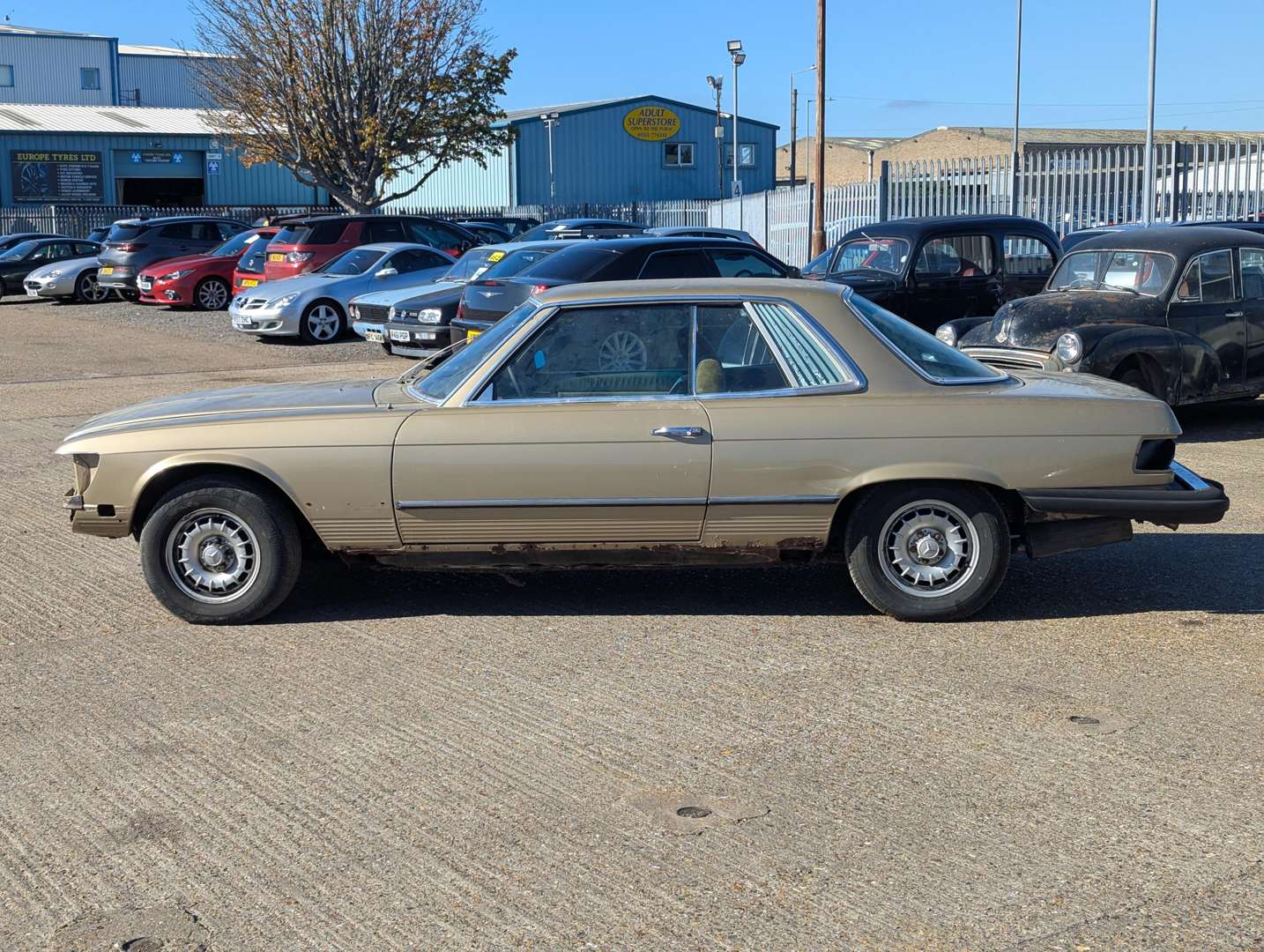 <p>1973 MERCEDES C107 350 SLC AUTO</p>