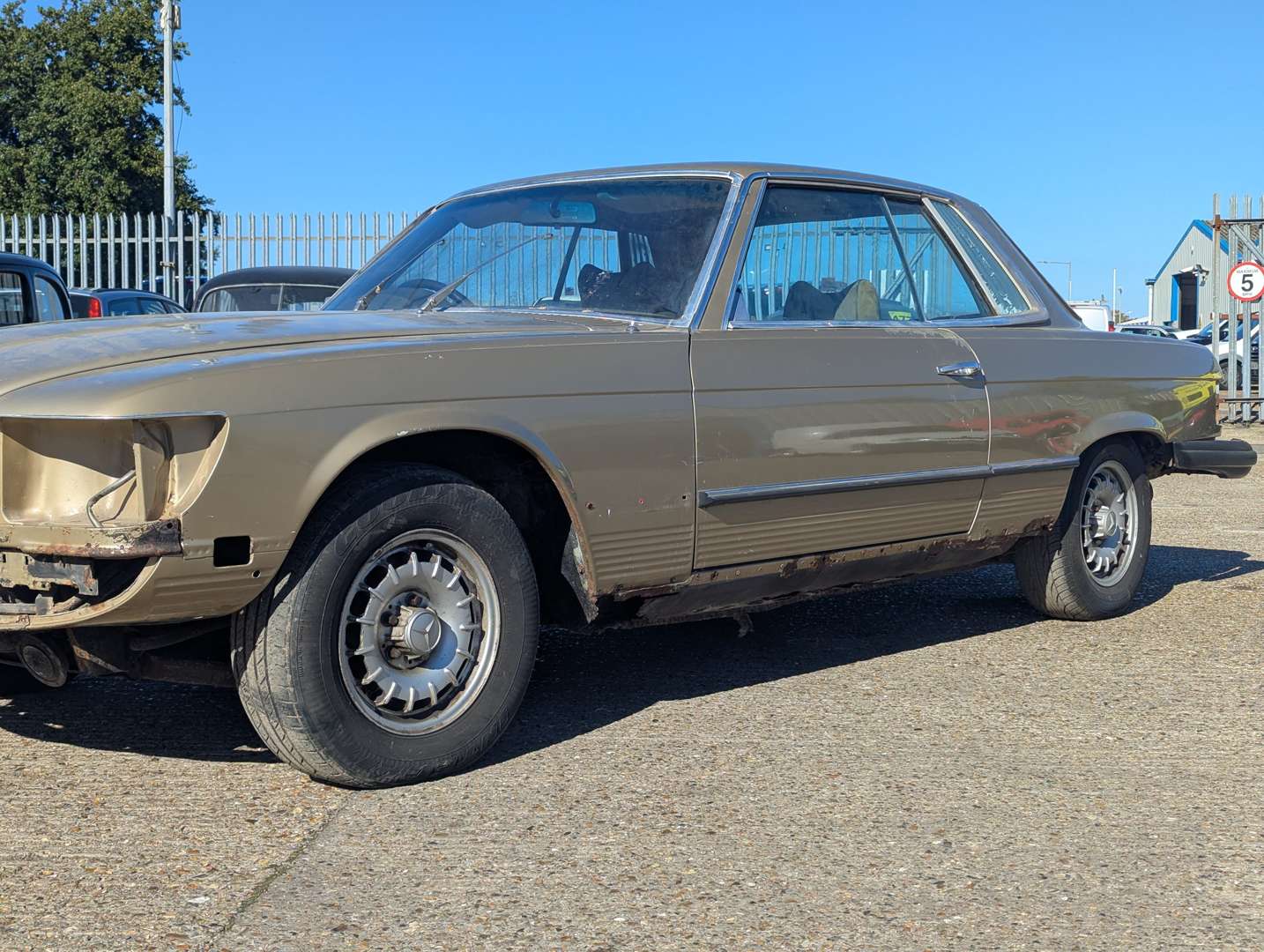 <p>1973 MERCEDES C107 350 SLC AUTO</p>