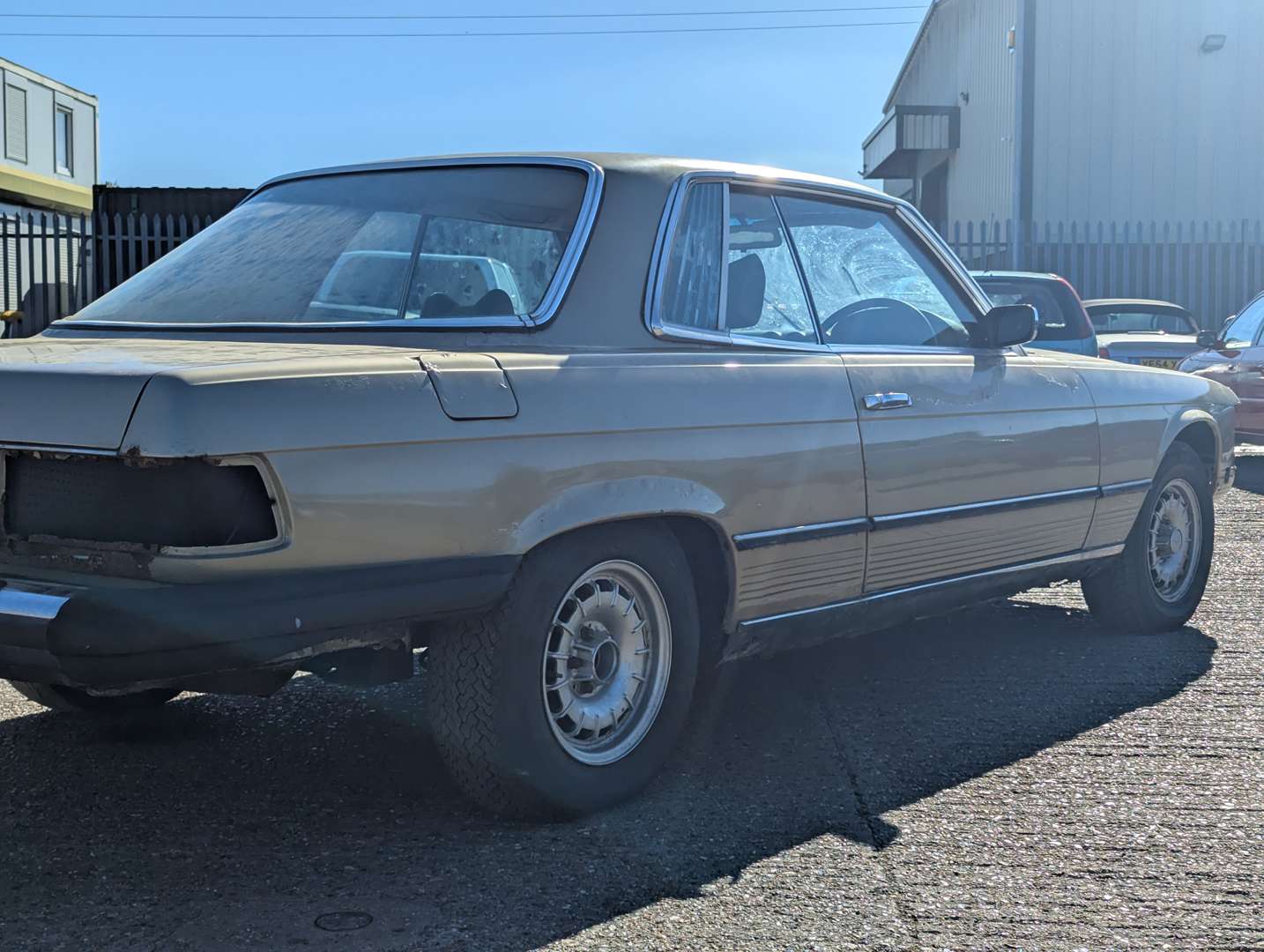 <p>1973 MERCEDES C107 350 SLC AUTO</p>