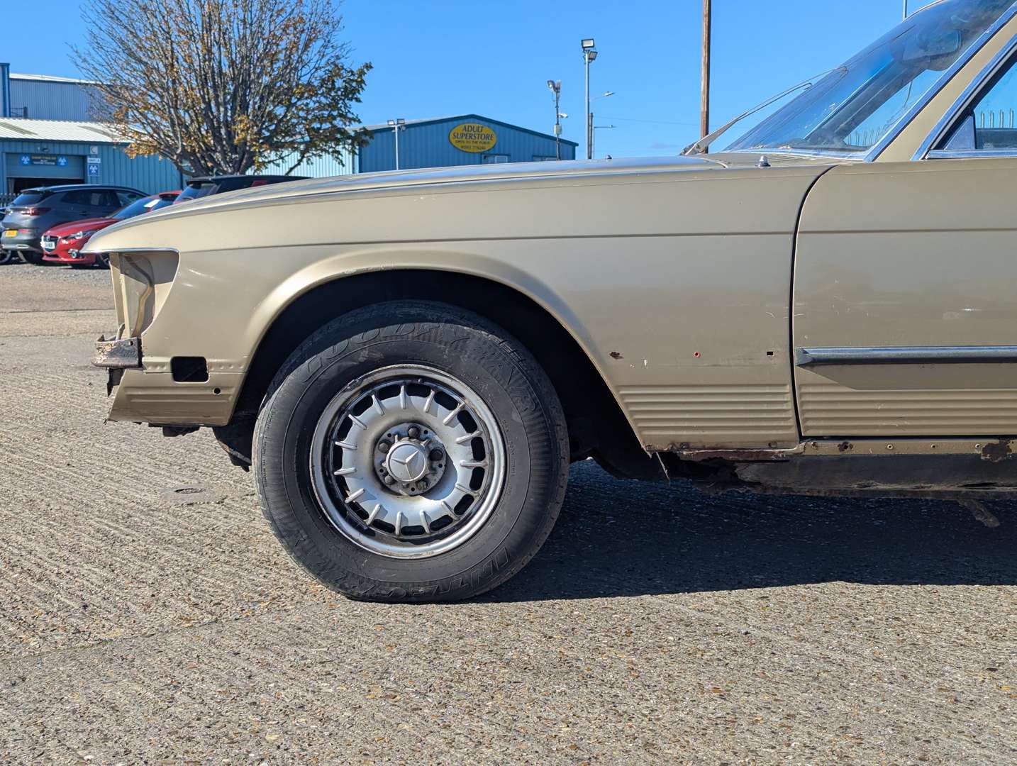 <p>1973 MERCEDES C107 350 SLC AUTO</p>