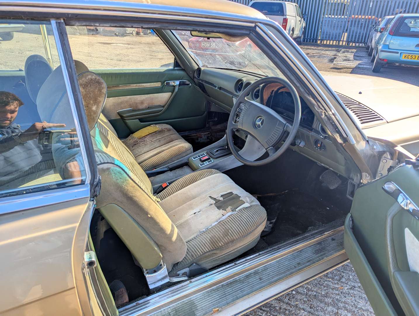 <p>1973 MERCEDES C107 350 SLC AUTO</p>