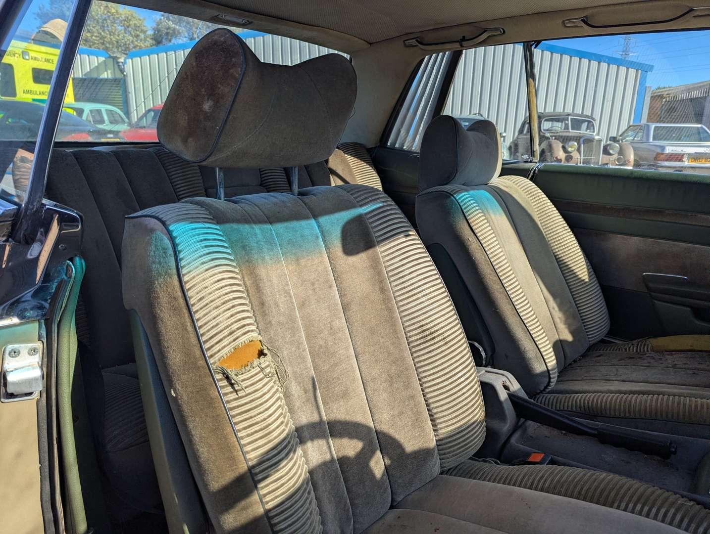 <p>1973 MERCEDES C107 350 SLC AUTO</p>