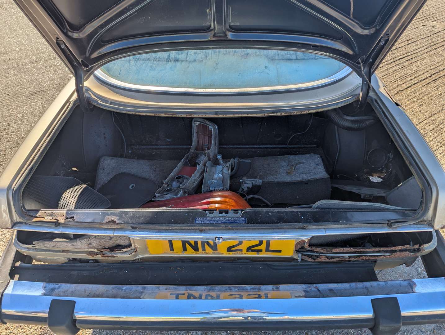 <p>1973 MERCEDES C107 350 SLC AUTO</p>