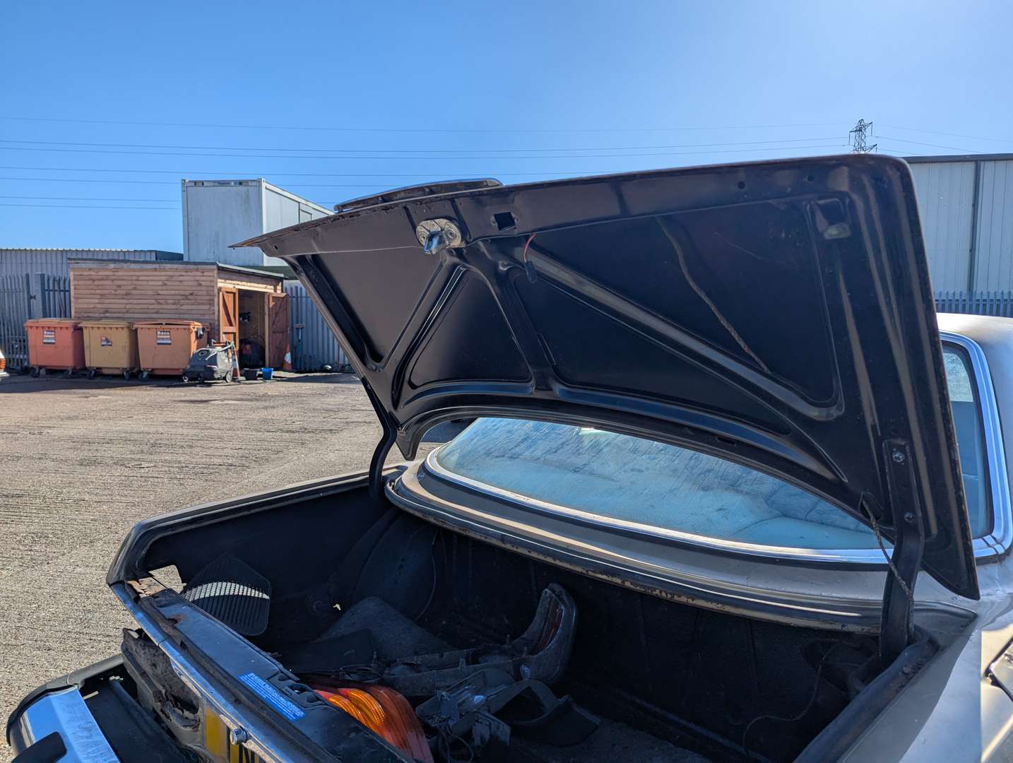 <p>1973 MERCEDES C107 350 SLC AUTO</p>