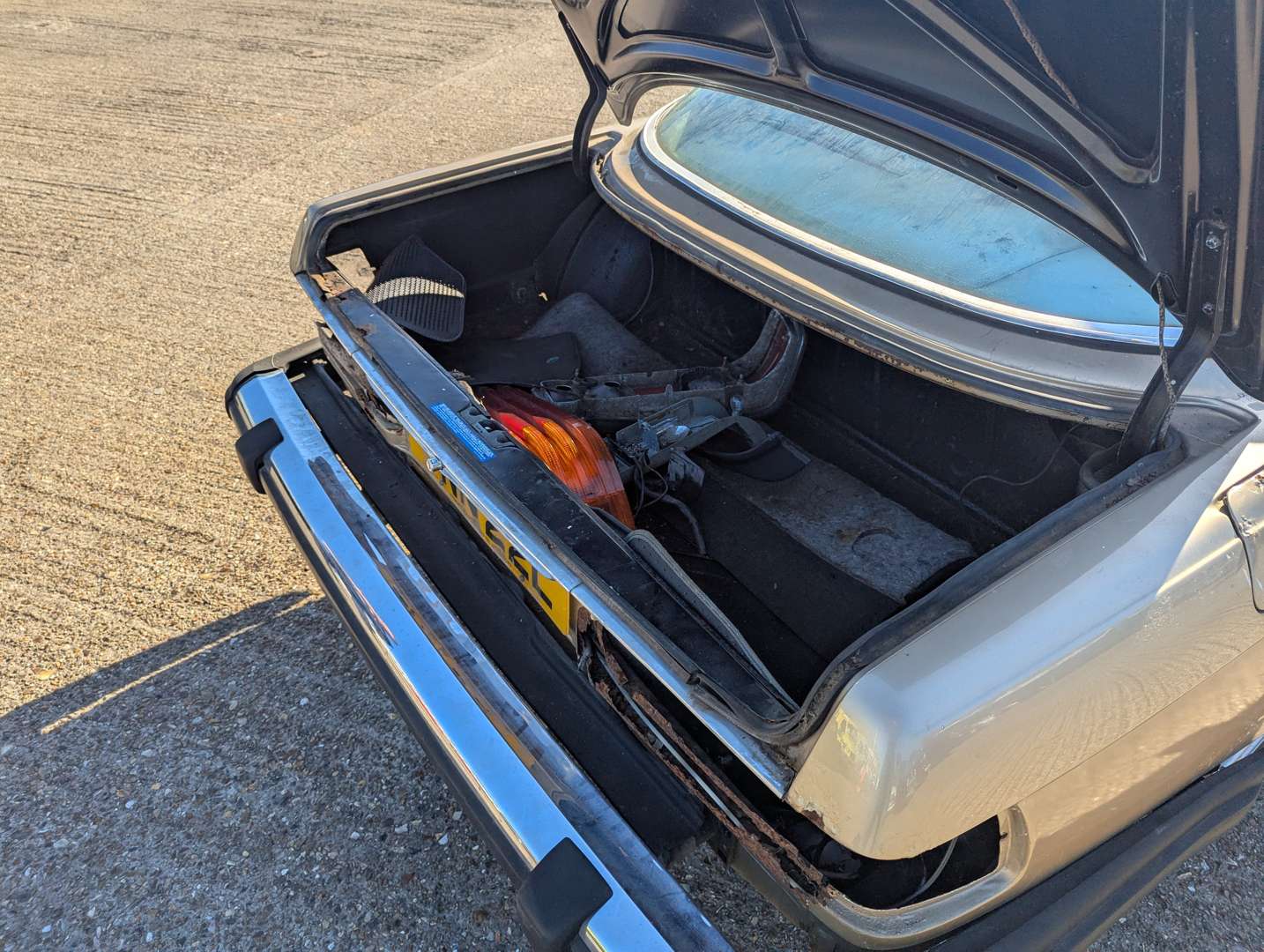 <p>1973 MERCEDES C107 350 SLC AUTO</p>