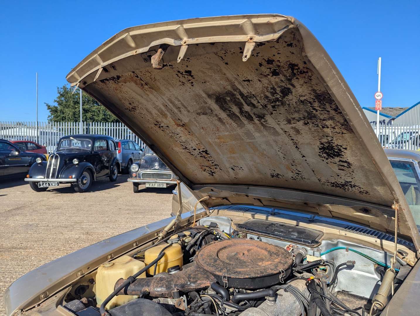 <p>1973 MERCEDES C107 350 SLC AUTO</p>