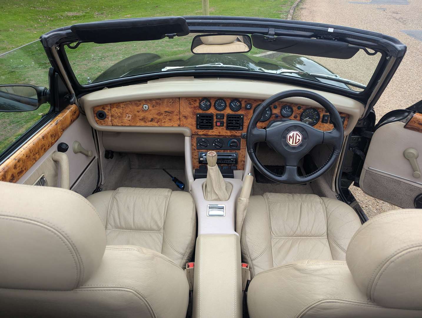 <p>1996 MG R V8 ROADSTER</p>