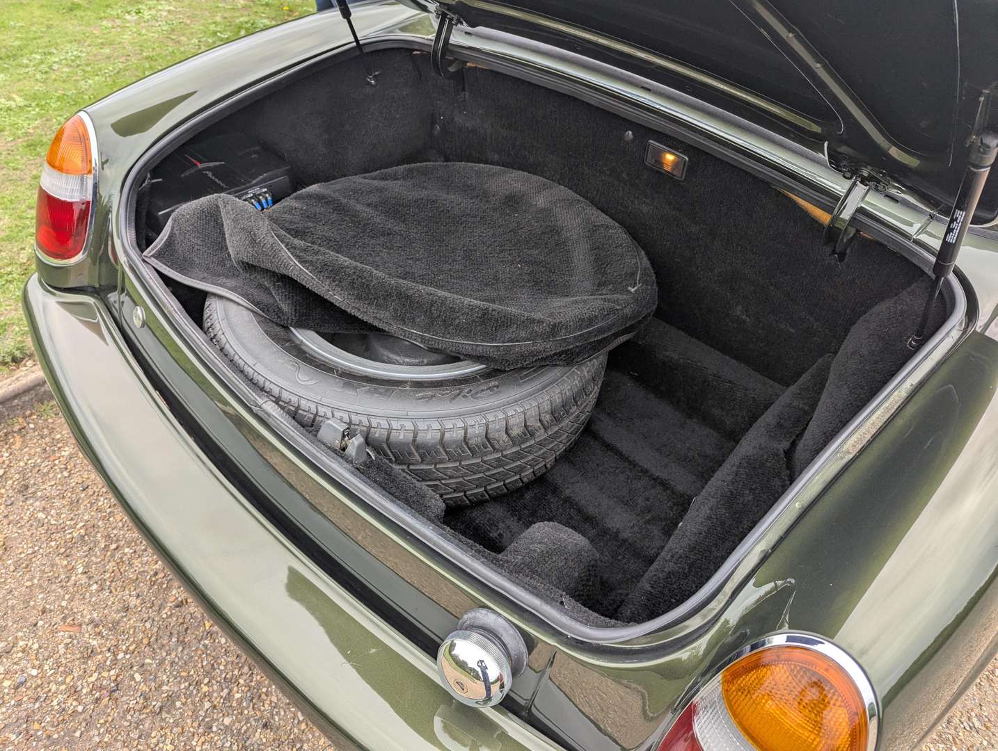 <p>1996 MG R V8 ROADSTER</p>