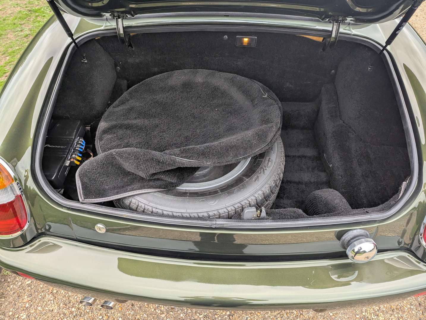 <p>1996 MG R V8 ROADSTER</p>