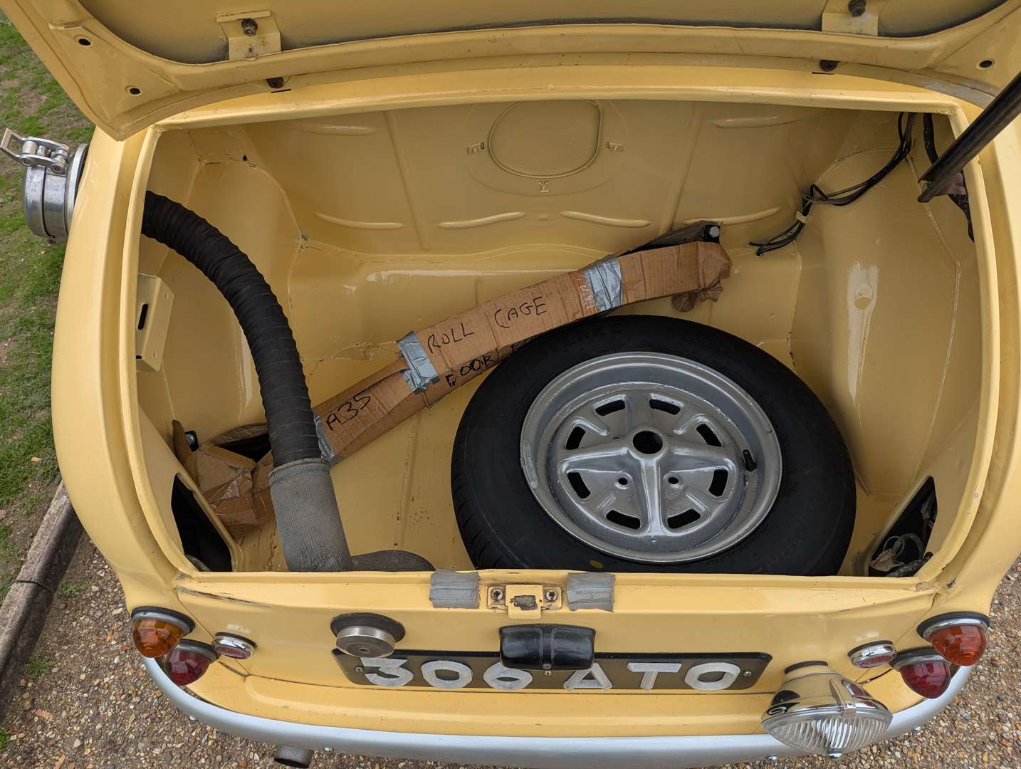 <p>1957 AUSTIN A35</p>