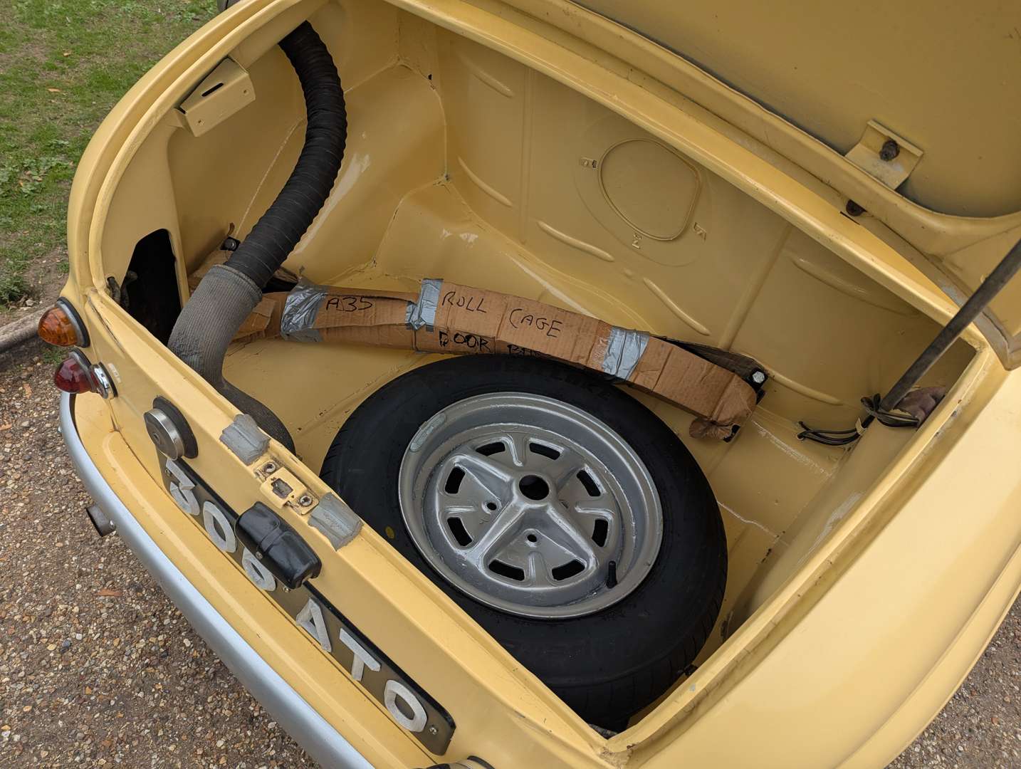 <p>1957 AUSTIN A35</p>