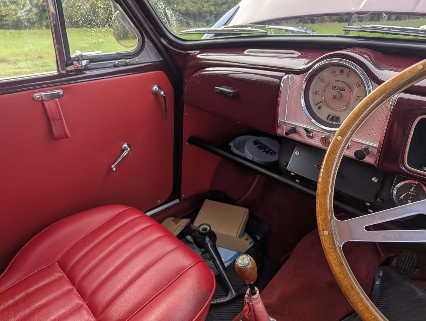 <p>1968 MORRIS MINOR 1000 TRAVELLER</p>