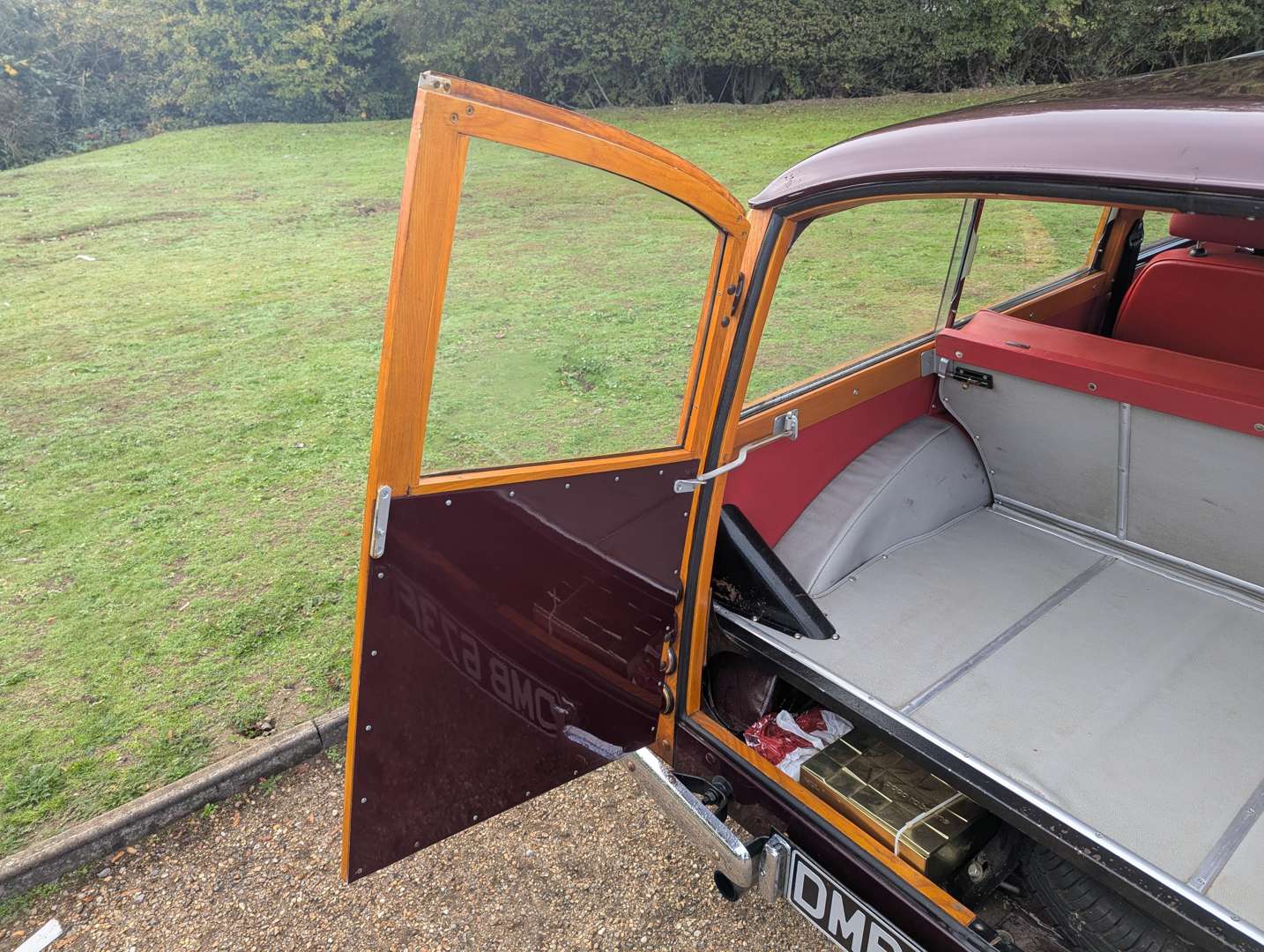 <p>1968 MORRIS MINOR 1000 TRAVELLER</p>