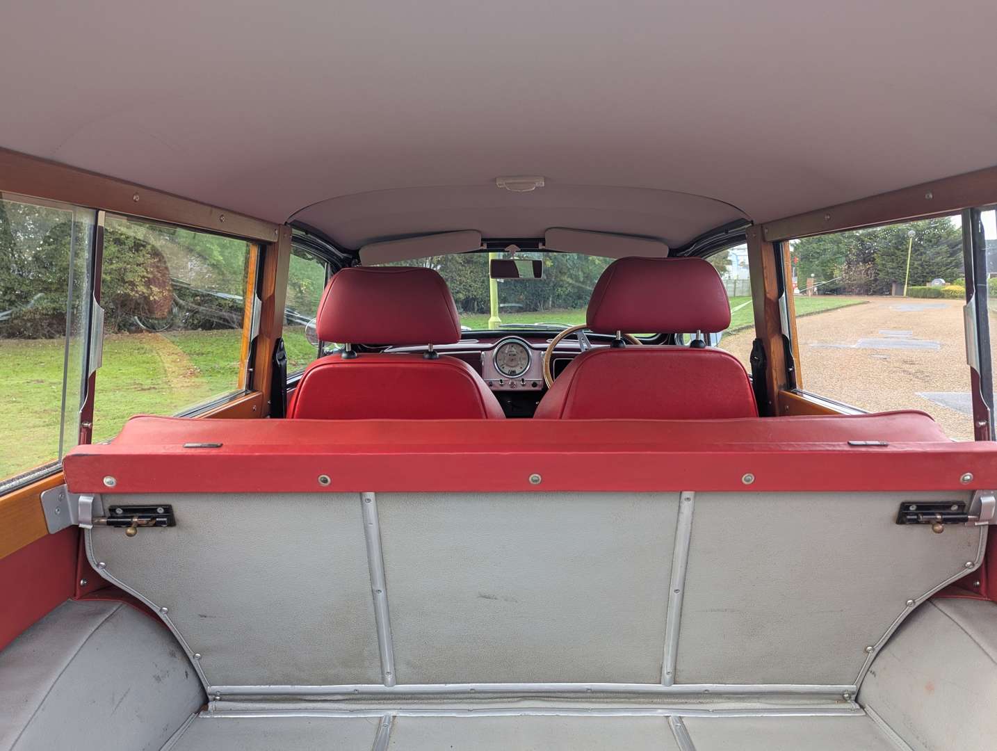 <p>1968 MORRIS MINOR 1000 TRAVELLER</p>