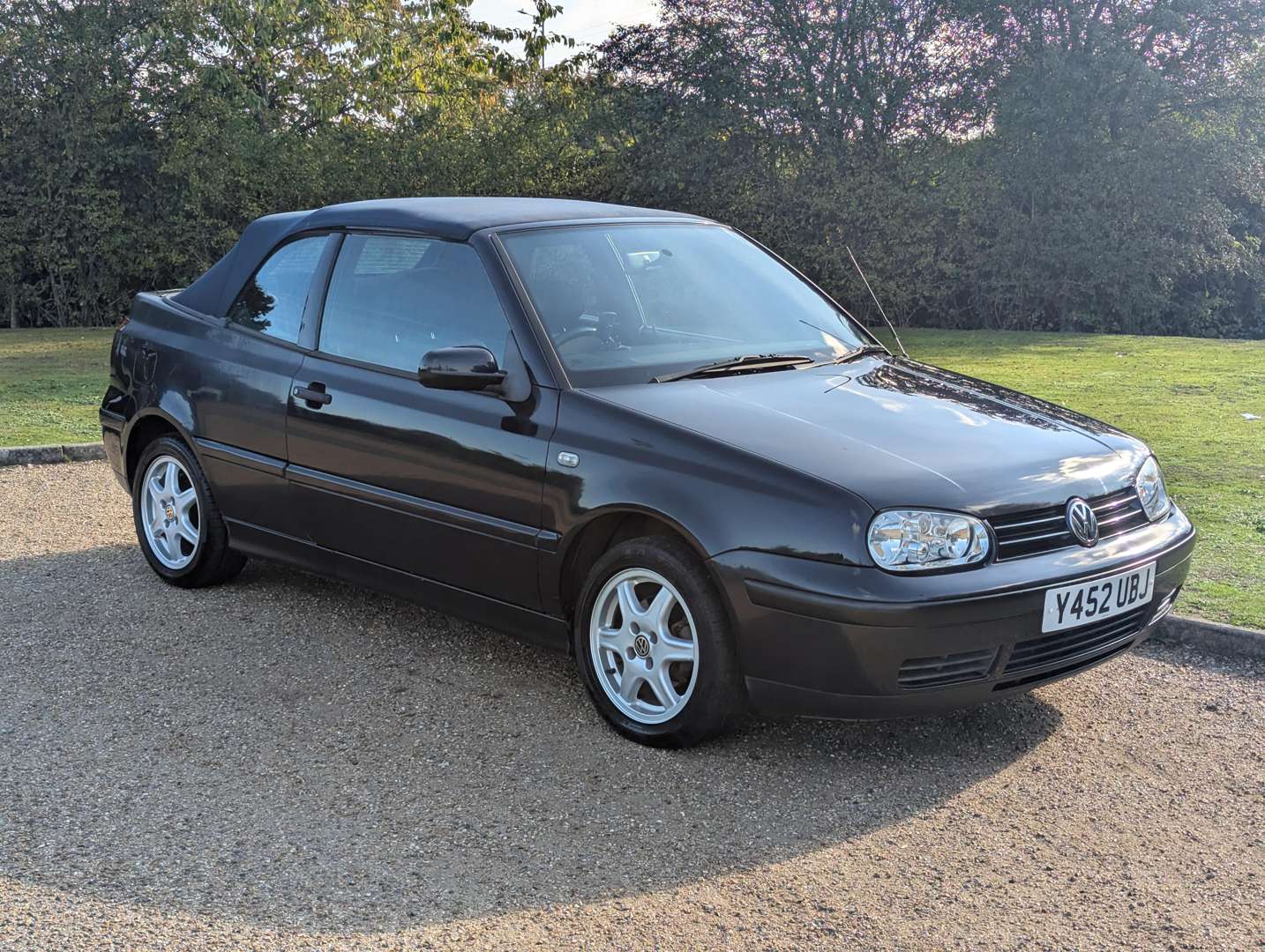 <p>2001 VW GOLF CABRIOLET SE</p>