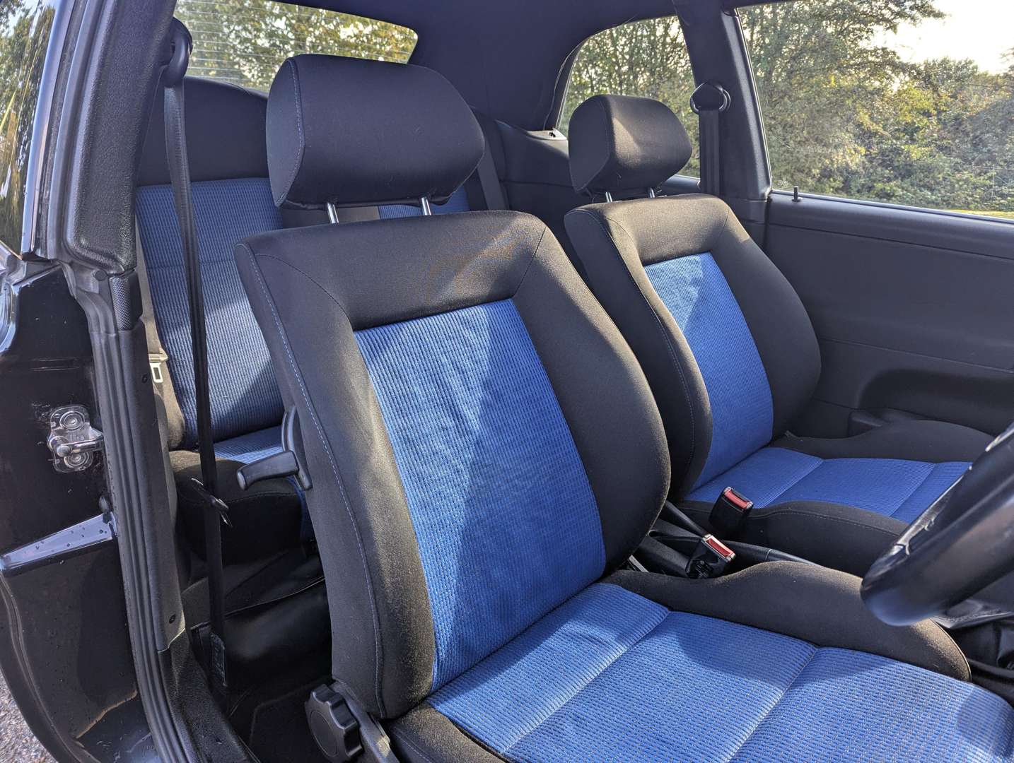 <p>2001 VW GOLF CABRIOLET SE</p>