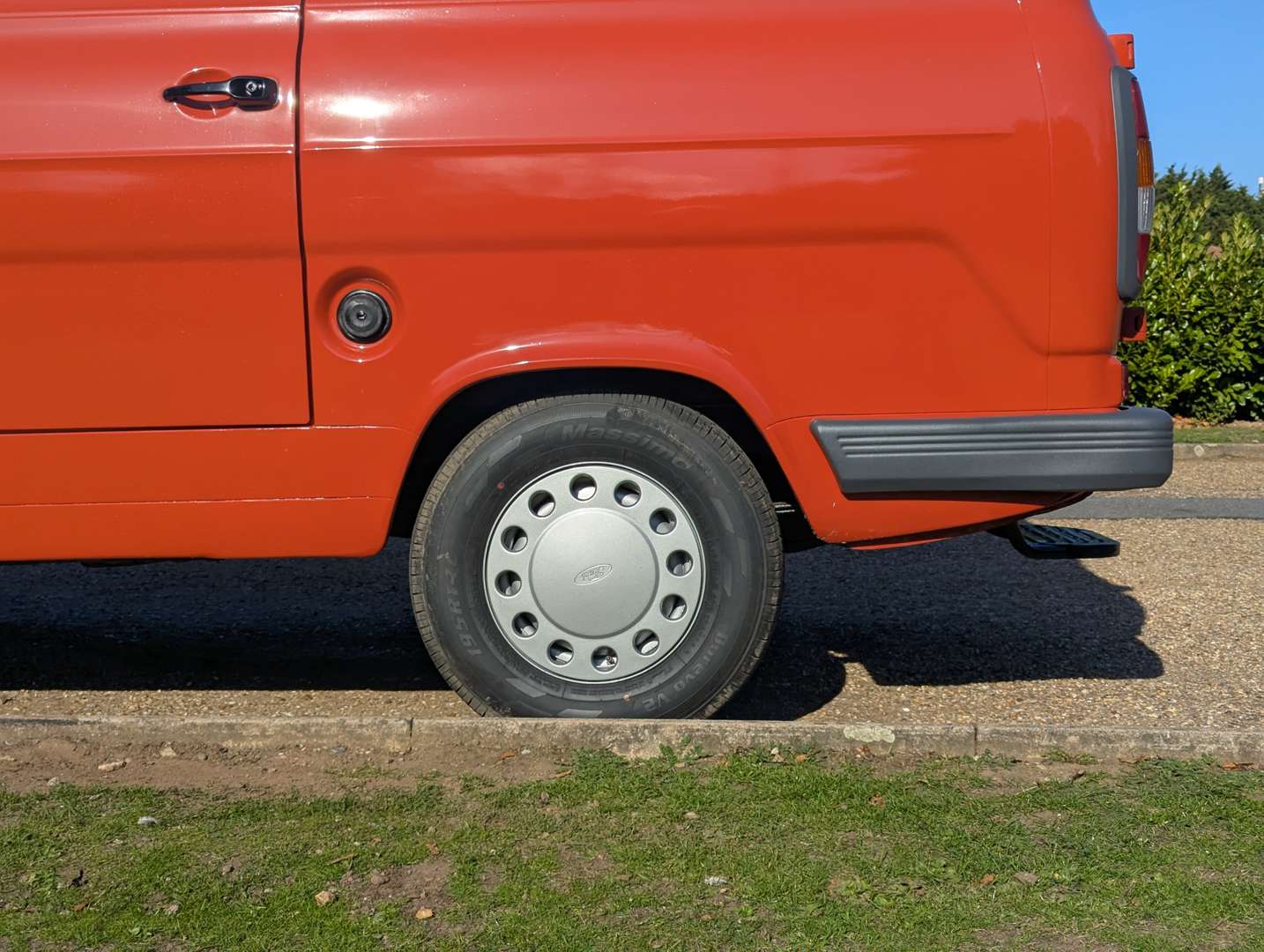 <p>1985 FORD TRANSIT MINIBUS</p>