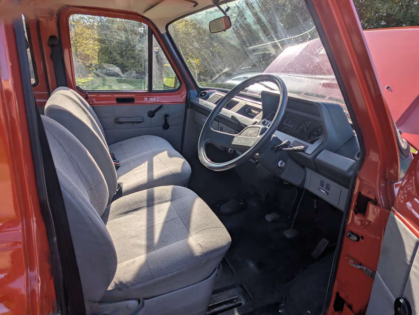 <p>1985 FORD TRANSIT MINIBUS</p>