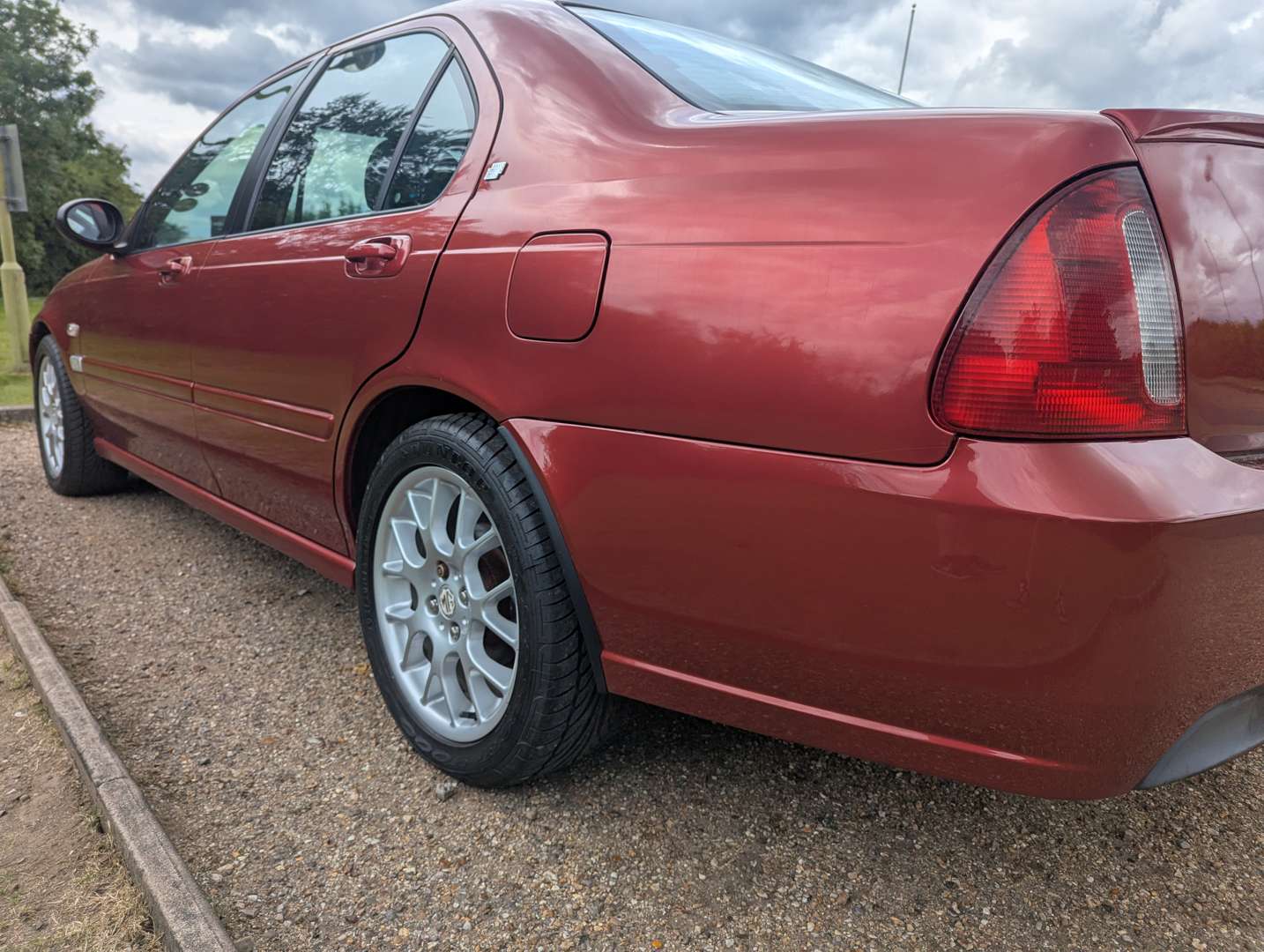 <p>2004 MG ZS</p>