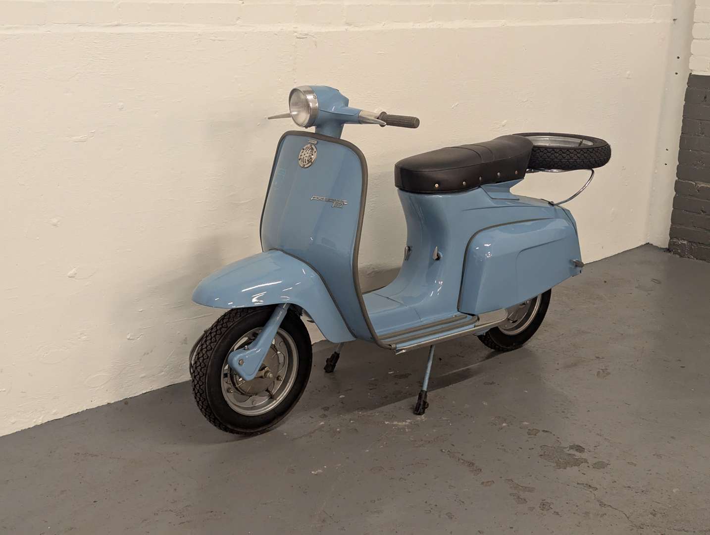 <p>1966 LAMBRETTA J50</p>