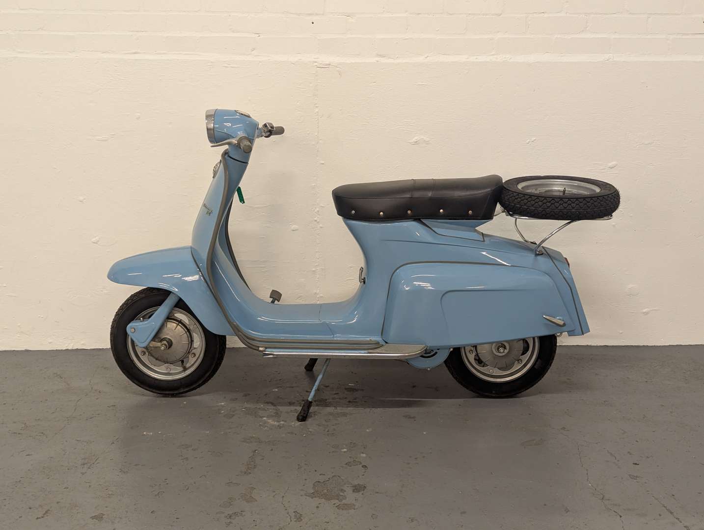 <p>1966 LAMBRETTA J50</p>