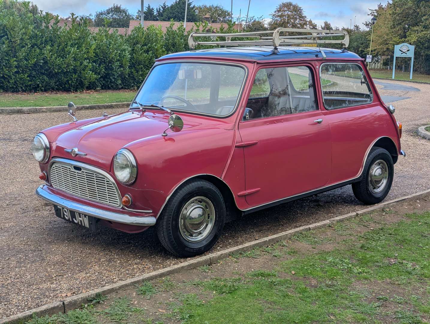<p>1960 MORRIS MINI DE-LUXE</p>