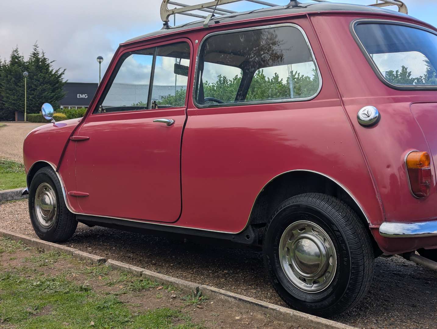 <p>1960 MORRIS MINI DE-LUXE</p>