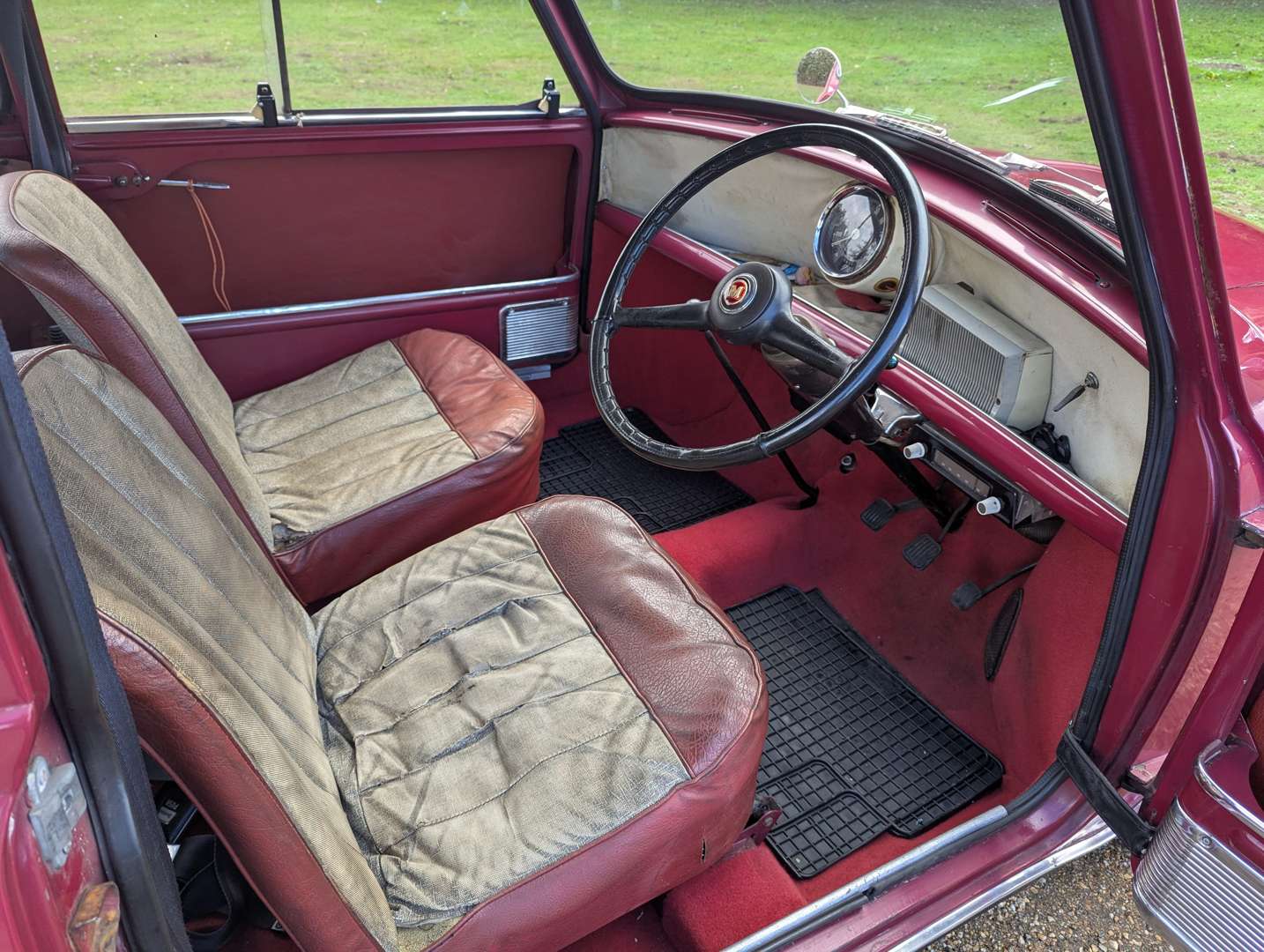 <p>1960 MORRIS MINI DE-LUXE</p>