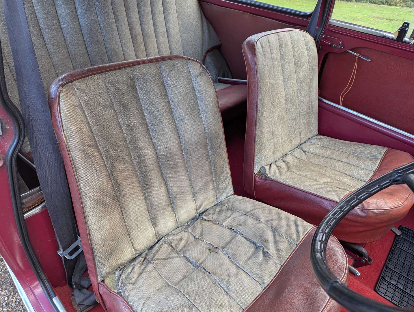 <p>1960 MORRIS MINI DE-LUXE</p>