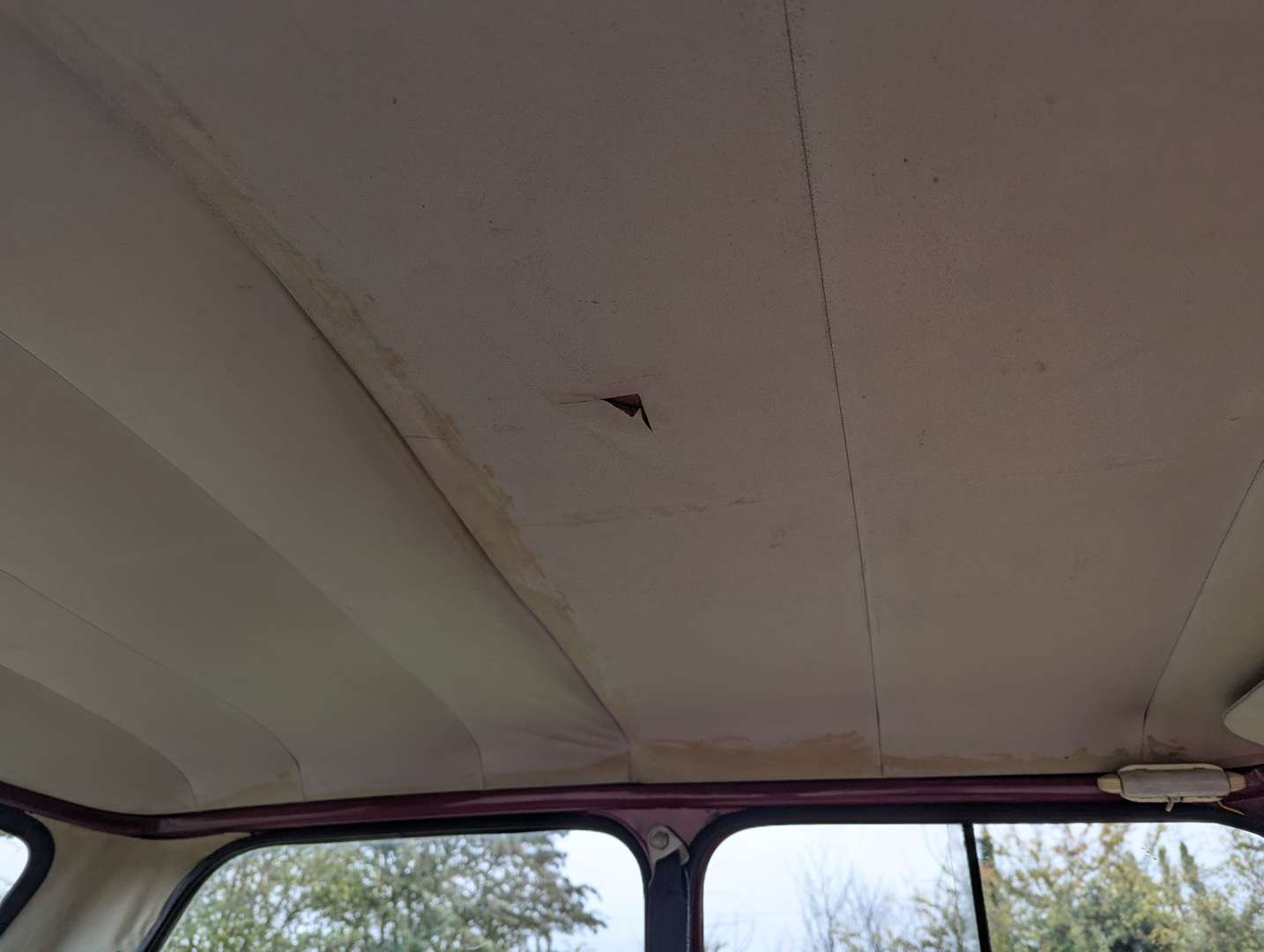 <p>1960 MORRIS MINI DE-LUXE</p>