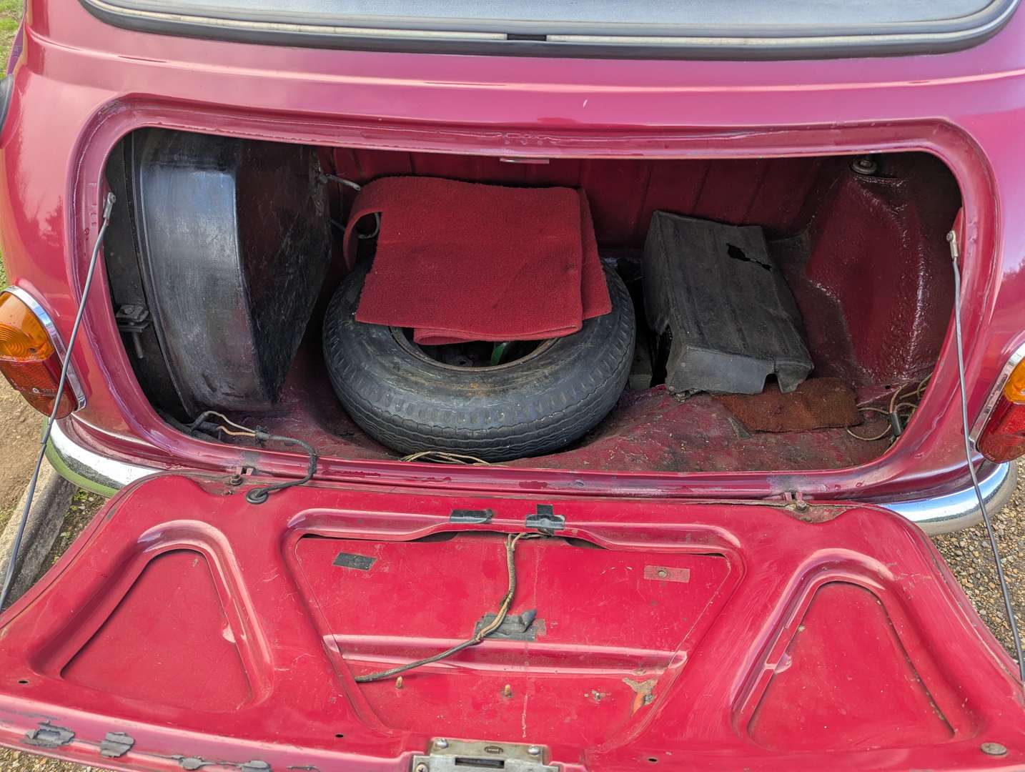 <p>1960 MORRIS MINI DE-LUXE</p>