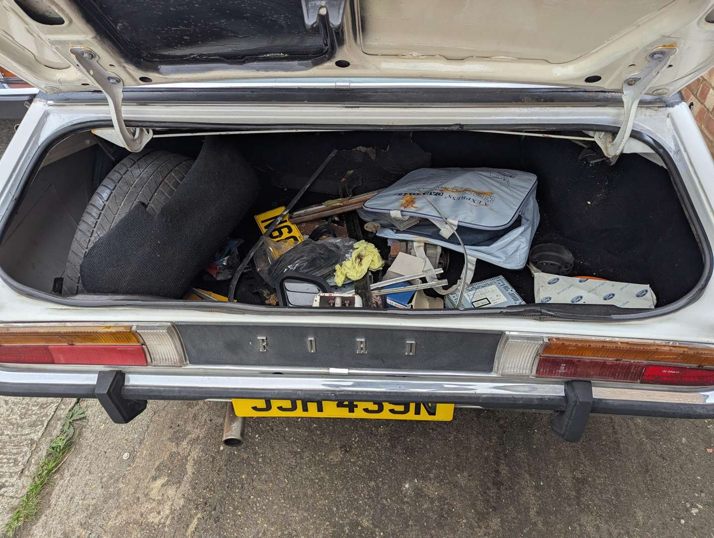 <p>1974 FORD GRANADA GHIA 3.0 AUTO COUPE</p>