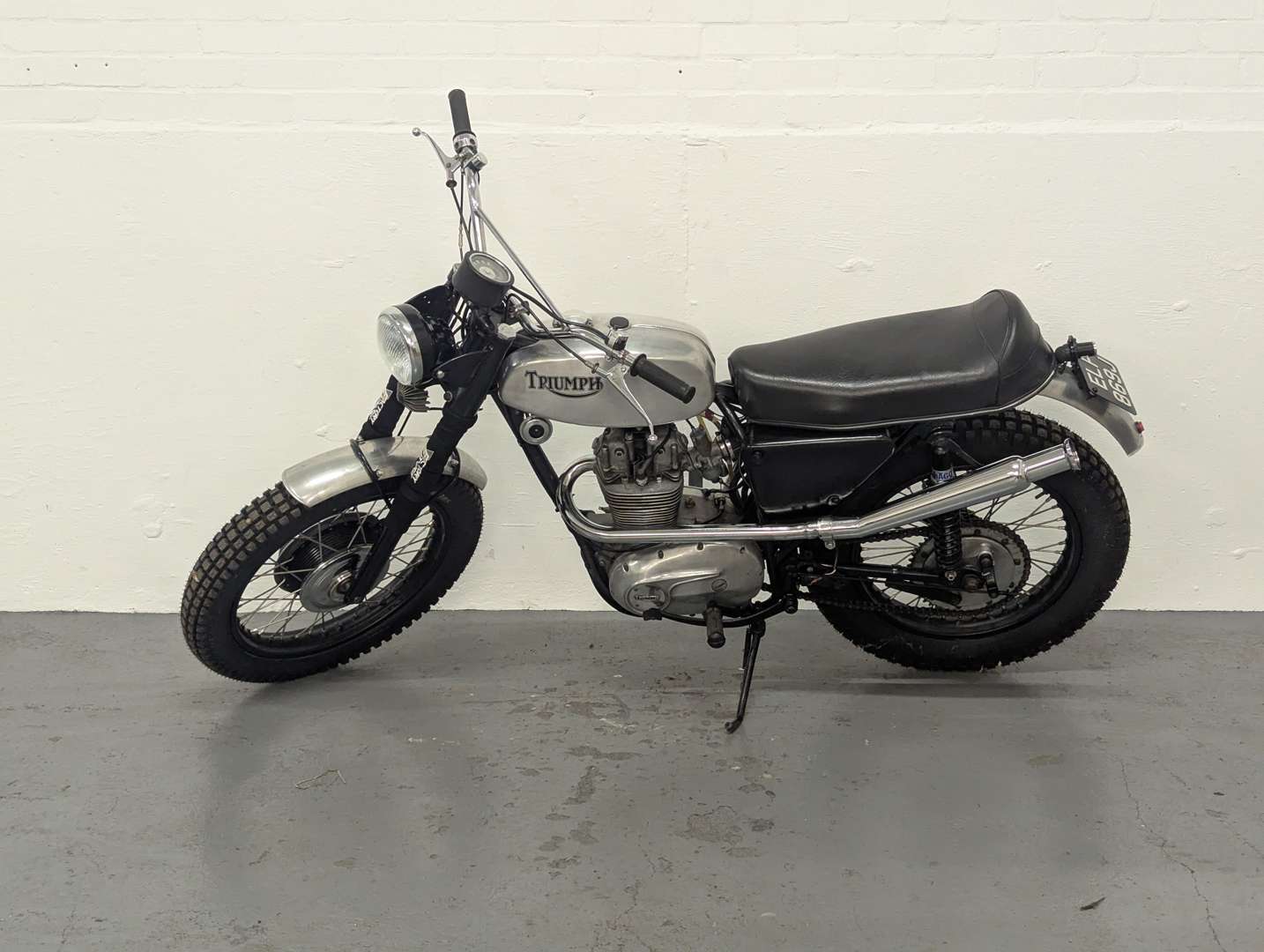 <p>1970 TRIUMPH TR25 TROPHY</p>