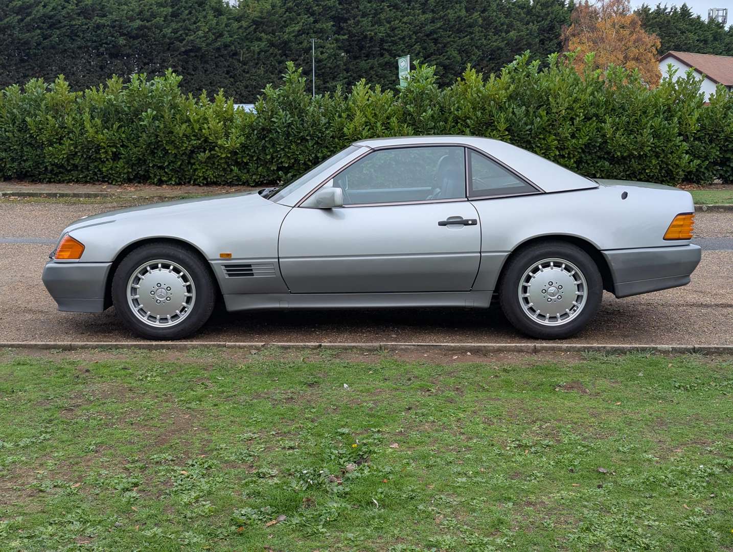 <p>1990 MERCEDES 300 SL-24</p>