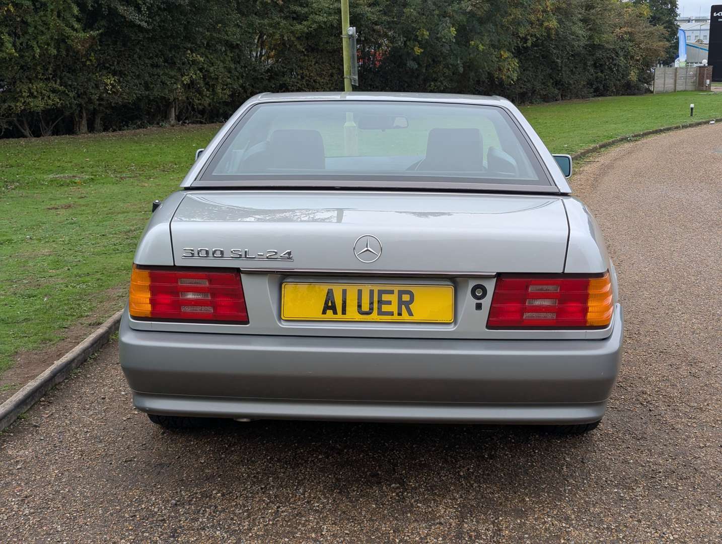 <p>1990 MERCEDES 300 SL-24</p>