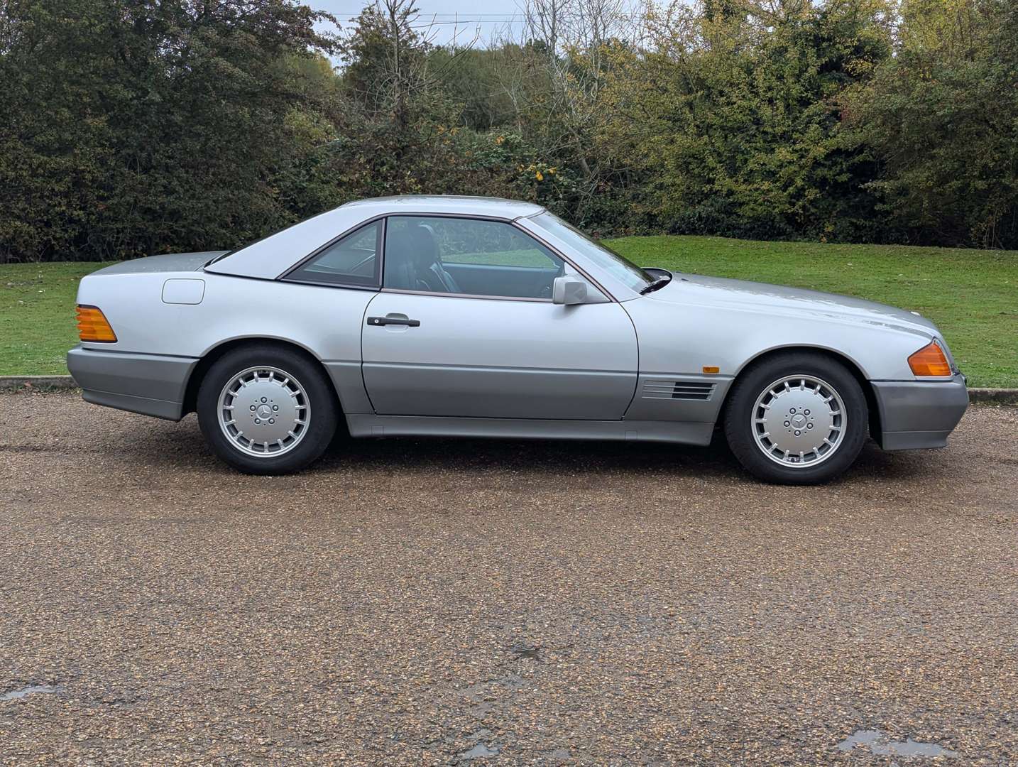 <p>1990 MERCEDES 300 SL-24</p>