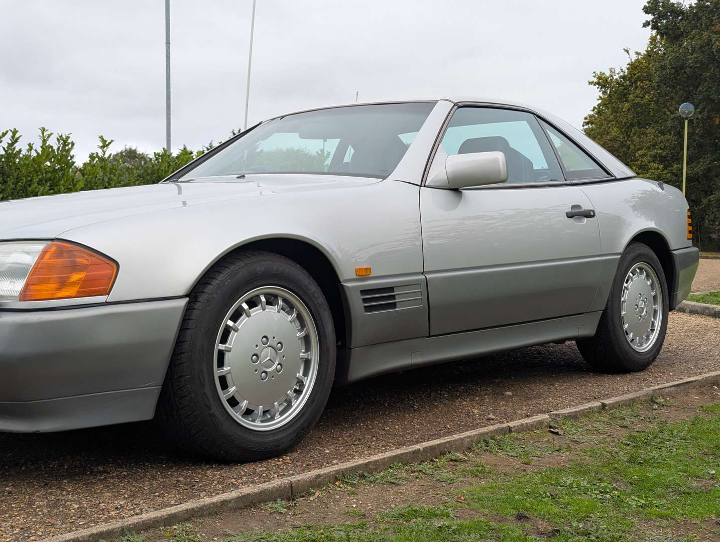 <p>1990 MERCEDES 300 SL-24</p>