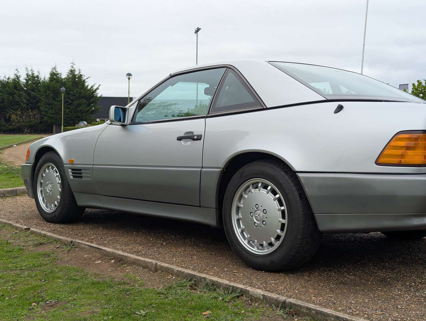 <p>1990 MERCEDES 300 SL-24</p>